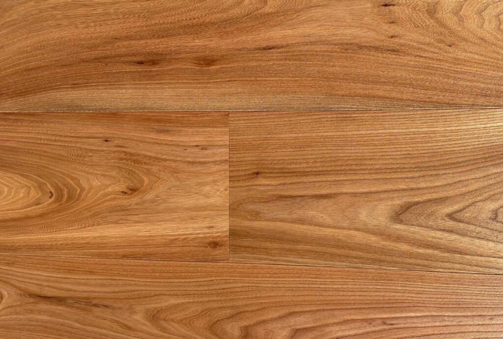 Essenze di legno pregiate. Olmo legno con venature marcate e spesso ondulate che conferiscono un aspetto decorativo e ricercato.